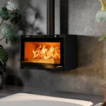 Thermorossi essenza idra 21 stone Evo6 – wasserführender Pelletofen Ofen GmbH ofen.gmbh Thermorossi Moon Wandversion – Originalfoto des Herstellers im Wohnambiente